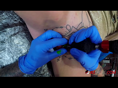 ❤️ Keçika pir tattookirî Sully Savage tattooek li ser klîtorê xwe kir. ️❌ Pornoya malê li ku.pornodil.ru